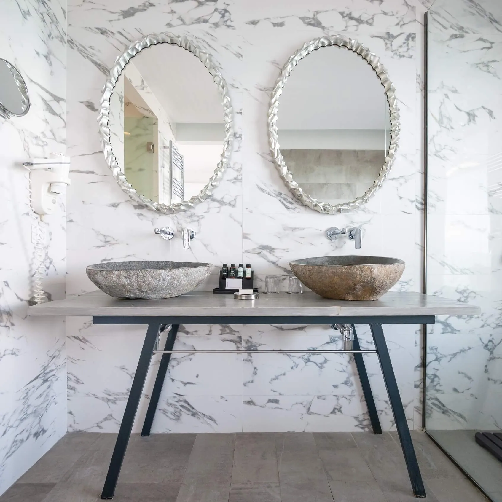 Aeolus Coco-mat Suite bathroom